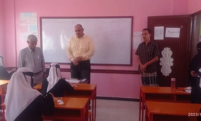 المدير العام لمديرية الشحر ومدير إدارة التربية والتعليم يدشنان الامتحانات الفصلية للعام الدراسي ٢٠٢٣-٢٠٢٤م