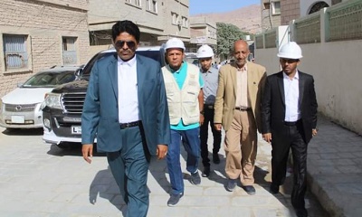 السلطة المحلية بالمكلا تتسلم مشروعين في الطرق والصرف الصحي