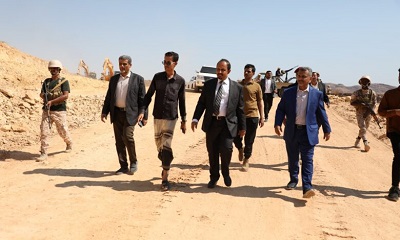 المحافظ بن ماضي يتفقد بدء العمل بالمرحلة الثانية لمشروع خور المكلا وسفلتة طريق المنطقة الصناعية