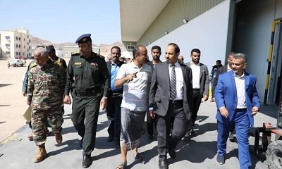 المحافظ بن ماضي يطلع على مكونات مخازن مجمع المخلافي الصناعي بالمكلا