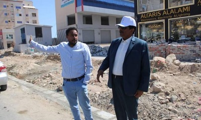 مديرعام مديرية المكلا يتفقد سير أعمال بلاط الانترلوك بجولة شبام ويزور ورشة المؤسسة العامة للطرق والجسور