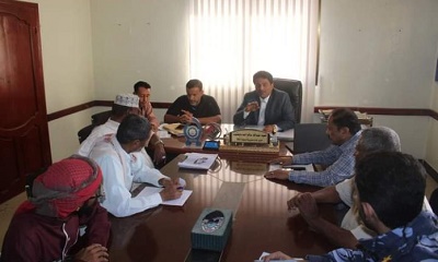 مدير عام مديرية المكلا يناقش الأوضاع الأمنية بحيي التعاون والطلائع بمنطقة فوة