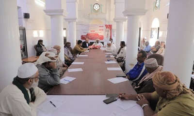 مدير عام مديرية تريم يناقش دراسة مواجهة التغيرات المناخية ومخاطر كوارث السيول بحضور عقال الاحياء السكنية