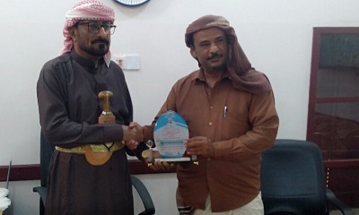 إدارة التربية والتعليم بمديرية شبام تكرم مدير عام شبام حضرموت بدرع الوفاء