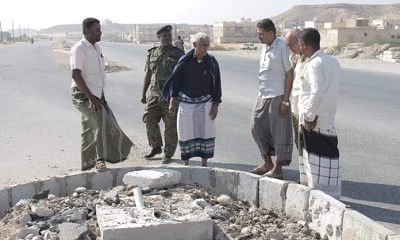 مدير عام مديرية الشحر يتفقد سير العمل بمشروع إعادة تأهيل المدخل الغربي لمدينة الحامي