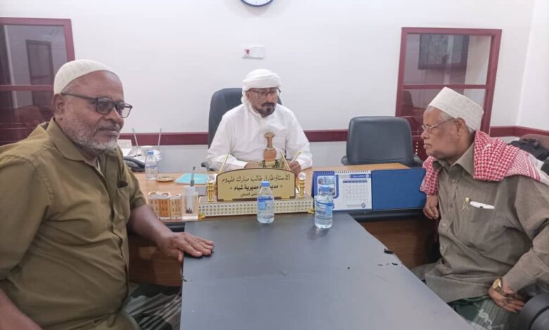 مدير عام مديرية شبام يستقبل أعضاء لجنة حافة حوطة أحمد بن زين للألعاب الشعبية والشبواني