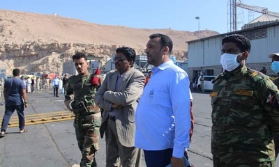 مأمور المكلا يتفقد موقع احتراق السفينة الخشبية