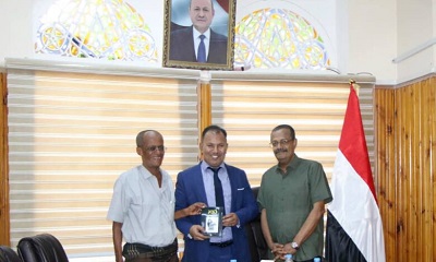 وجه بطباعة 100 نسخة منه على نفقة السلطة المحلية الوكيل العامري يتسلم نسخة من كتاب “كنوز من حضرموت” للباحث حسن باحشوان
