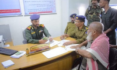 مدير أمن حضرموت الوادي والصحراء يدشن عملية صرف كروت المعاشات الجديدة لمتقاعدين الأمن