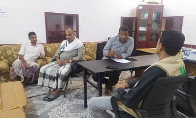 رئيس لجنة التخطيط والتنمية والمالية بمحلي شبام يعقد اجتماعا مع مجموعة من مهندسين في المديريه