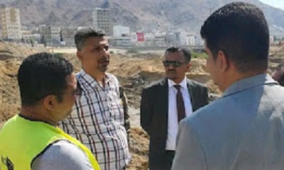 الأمين العام للمجلس المحلي بمحافظة حضرموت ووكيل المحافظ للشؤون الفنية ومدير عام الأشغال بالمحافظة يتفقدون سير العمل بمشروع خور المكلا المرحلة الثانية