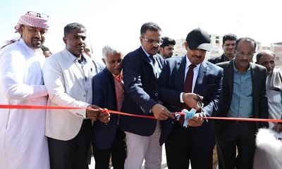 محافظ حضرموت يفتتح ويضع حجر الأساس ويتفقد عددًا من المشاريع بمديريتي الشحر والديس الشرقية