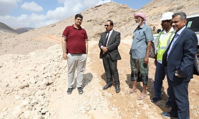 محافظ حضرموت يتفقّد العبّارة الخرسانية بطريق “الدائري وسط” وانجاز 45% من المشروع