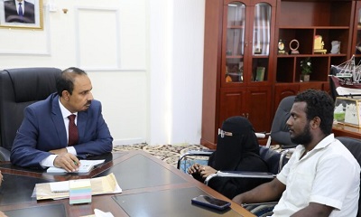 محافظ حضرموت يشيد بإبداعات الرسامة الشابة سمية بامقيشم ويوجه بشراء جميع لوحاتها الفنية