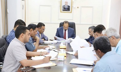 محافظ حضرموت يرأس الاجتماع الأول للجنة العامة للمناقصات للعام 2024م