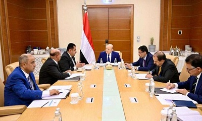 العليمي يلتقي برئيس الوزراء والمسؤولين المعنيين بالشأن الاقتصادي والسياسي والاعلامي في اليمن