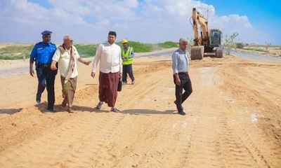 السلطة المحلية بالشحر تتفقد الأعمال الجارية لصيانة خطي الضبة وزغفة