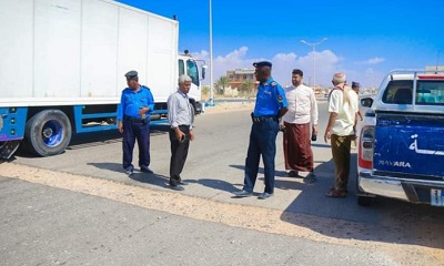 مدير عام مدرية الشحر يوجه بصيانة التقطعات الاسفلتية بالشوارع الرئيسية للمديرية 