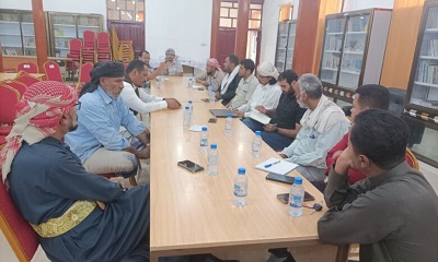 مدير عام مديرية شبام يترأس اجتماع مع مهندسي مشروع سبل العيش متعدد السنوات في القاعة العامة بالمديرية