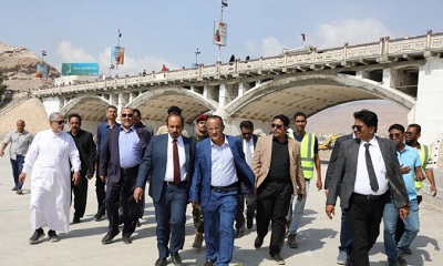 محافظ حضرموت ورئيس الهيئة العامة للاراضي بالجمهورية يتفقدان الأعمال بالمرحلة الثانية لخور المكلا وطريق الدائري وسط