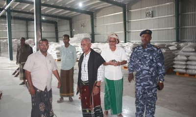 السلطة بالشحر توقف مصنع لطحن الاسماك عن العمل نتيجة لعدم استيفاءه للشروط اللازمة