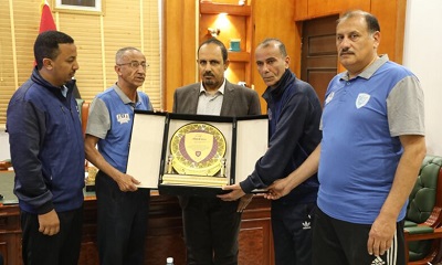 نادي الوحدة بصنعاء يمنح محافظ حضرموت درع النادي عرفانًا بدعمه لشباب ورياضيي الوطن
