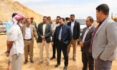 محافظ حضرموت ووزير الأشغال العامة والطرق يتفقدان المرحلة الثانية لخور المكلا وطريق "الدائري وسط"