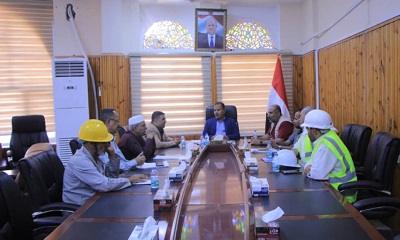الوكيل العامري يؤكد على ضرورة رفع وتيرة العمل وسرعة الانجاز في مشروع سلفتة شوارع مدينة سيئون