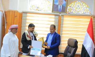 مدير عام مديرية ثمود يقدم درع وفاء لوكيل محافظة حضرموت لشؤون مديريات الوادي والصحراء