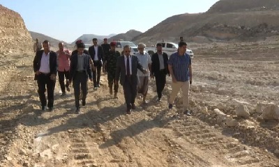 محافظ حضرموت يتفقد العمل بمشروع طريق (الغليلة – المقلب – امبيخة)