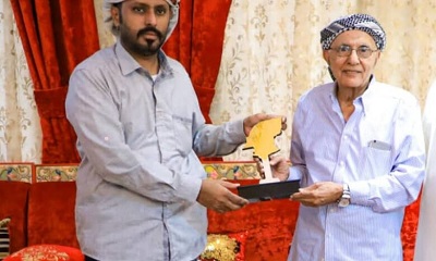 الشيخ بن حبريش يزور الشخصية الاقتصادية والمالية محمد عوض بن همام ويسلمه درع الوفاء