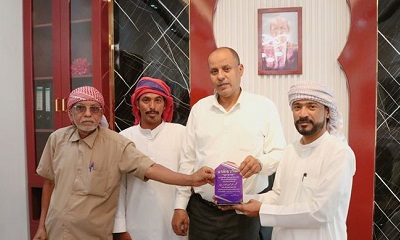 أهالي منطقة المهندسين بصليلة مديرية سينون يكرمون مدير عام سيئون نظير جهوده الكبيرة في خدمة المنطقة. 