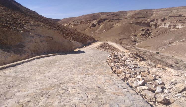 استكمال الرصف في عقبة الرويعي بمديرية حجر الصيعر