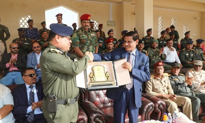 عضو مجلس القيادة الرئاسي يتسلّم درع الشكر والعرفان من قيادة كلية الشرطة بحضرموت