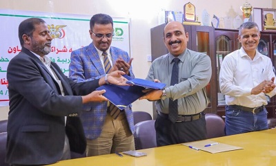 أمين عام محلي حضرموت يرعى توقيع أتفاقية شركة وتعاون بين مكتب التربية والتعليم ومؤسسة حضرموت للتنمية الريفية ويضع حجر الأساس لبناء فصول دراسية بمدرسة إنسان بمديرية غيل باوزير