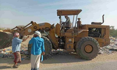 مدير وحدة النظافه بالمديرية شبام يقوم بحملة رفع المخلفات المتراكمة في مجاري السيول