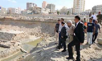 محافظ حضرموت يتفقّد أعمال صبّة الجدران الساندة وخوازيق جسر المشاه للمرحلة الثانية لمشروع خور المكلا