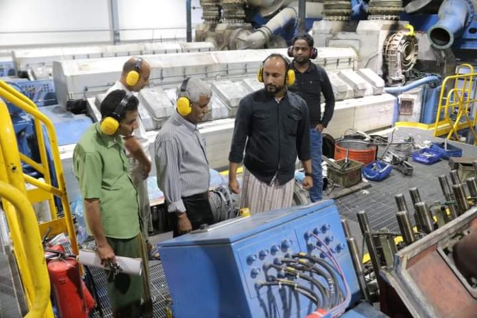 بعد 12000 ساعة من التشغيل.. مدير عام مديرية الشحر يطلع على أعمال الصيانة لمحطة الفقيد السقطري