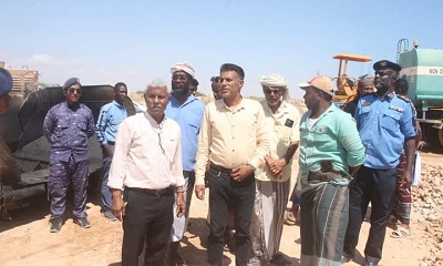 السلطة المحلية بالشحر تتابع أعمال السفلتة للشارع المقابل للكورنيش