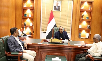 محافظ حضرموت يناقش آليات دعم تعزيز مبادئ النزاهة والشفافية والعمل الرقابي