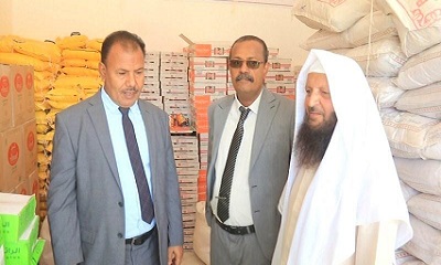 الوكيل العامري يدشن مشروع توزيع السلة الغذائية بوادي حضرموت