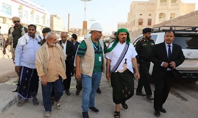 محافظ حضرموت يتفقّد بدء أعمال السفلتة بشارع الجزائر بسيئون بطول 17 كيلومتر وبنسبة انجاز 35%