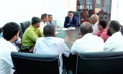 أمين عام محلي حضرموت يناقش مع نقابات العمال ونقابة المهن الطبيه والصحية معالجة أوضاع موظفي ومتعاقدي القطاع الصحي بالمحافظة