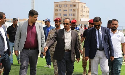 المحافظ بن ماضي يتفقّد استكمال أعمال التعشيب والإنارة بمنشأتي ناديي الشعب والتضامن