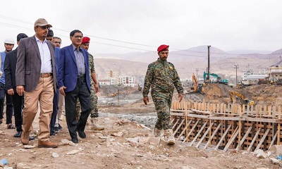 البحسني يطلع على سير الأعمال الجارية في مشروع المرحلة الثانية لخور المكلا ويوجه بوضع حجر أساس لحديقة عامة