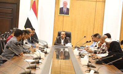 محافظ حضرموت يلتقي أعضاء لجنة المعلمين ويوجه بتشكيل لجنة للوصول الى نقاط إلتقاء لاستئناف العملية التعليمية