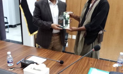 المحافظ الأستاذ مبخوت بن ماضي يتسلم نسخة من كتاب بانهيم