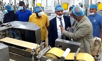 وكيل وزارة الزراعة والأسماك يتفقد مصنع الغويزي بالمكلا