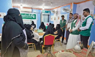 مدير إدارة الجمعيات بمكتب الشؤون الاجتماعية ومدير مركز الملك سلمان بحضرموت يطلعان على سير مشروع بناء القدرات وسبل العيش