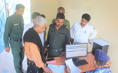 مدير عام مديرية الشحر يطلع على سير العمل التجريبي لاستصدار البطاقة الشخصية الذكية
